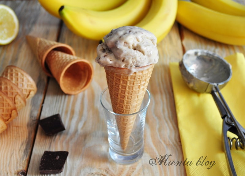 bananowe - Lody bananowe z wiórkami czekoladowymi