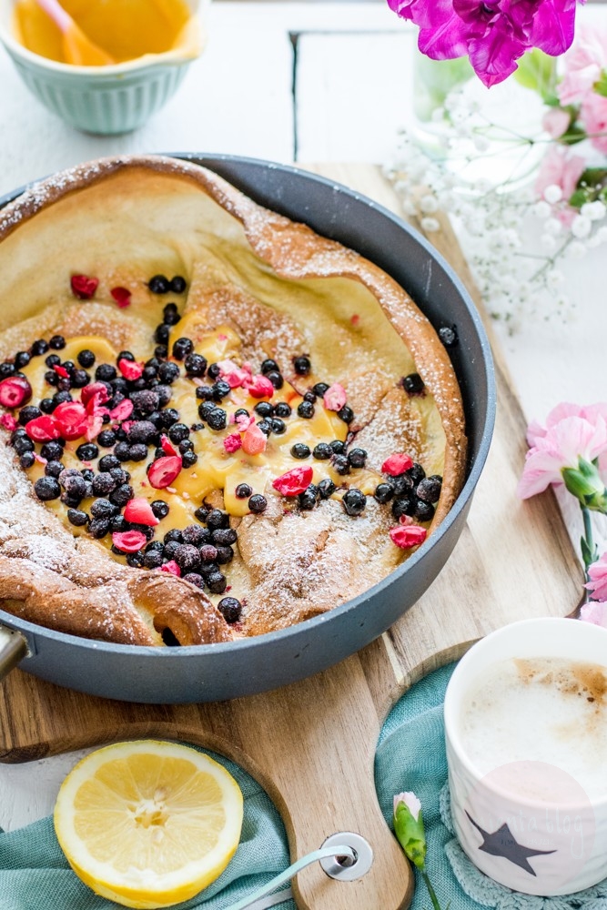 dsc 2192 - Pieczony naleśnik/Dutch Baby z jagodami i lemon curd