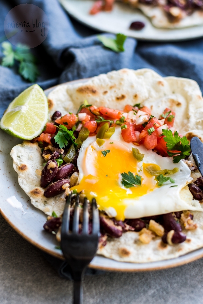 huevos rancheros z salsa pico de gallo 3 - Huevos rancheros z salsą pico de gallo | Tortille z jajkiem, smażoną fasolką i pomidorami