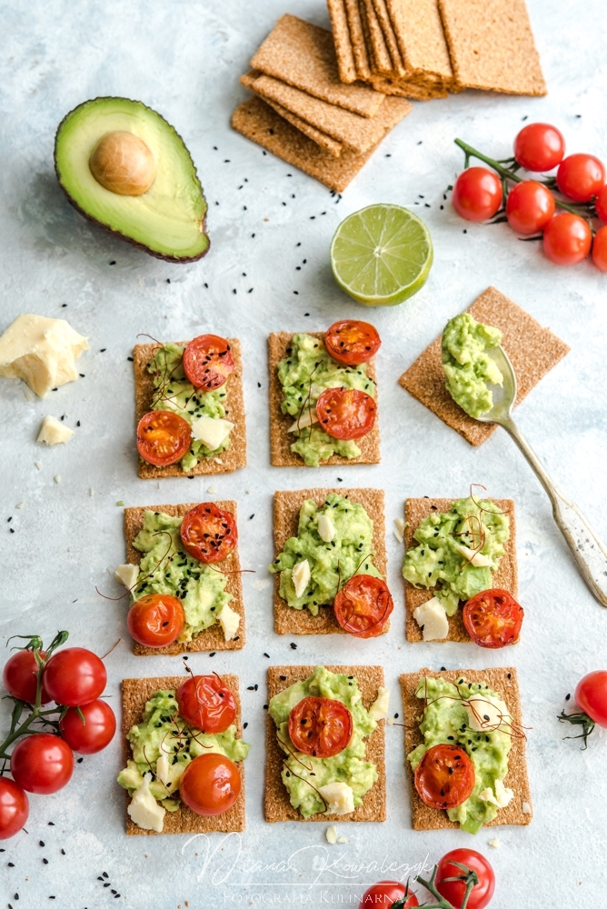 kanapeczki z pasta avocado grillowanymi pomidorkami cheddarem i czarnuszka 1 - Kanapeczki z pastą avocado, grillowanymi pomidorkami, cheddarem i czarnuszką