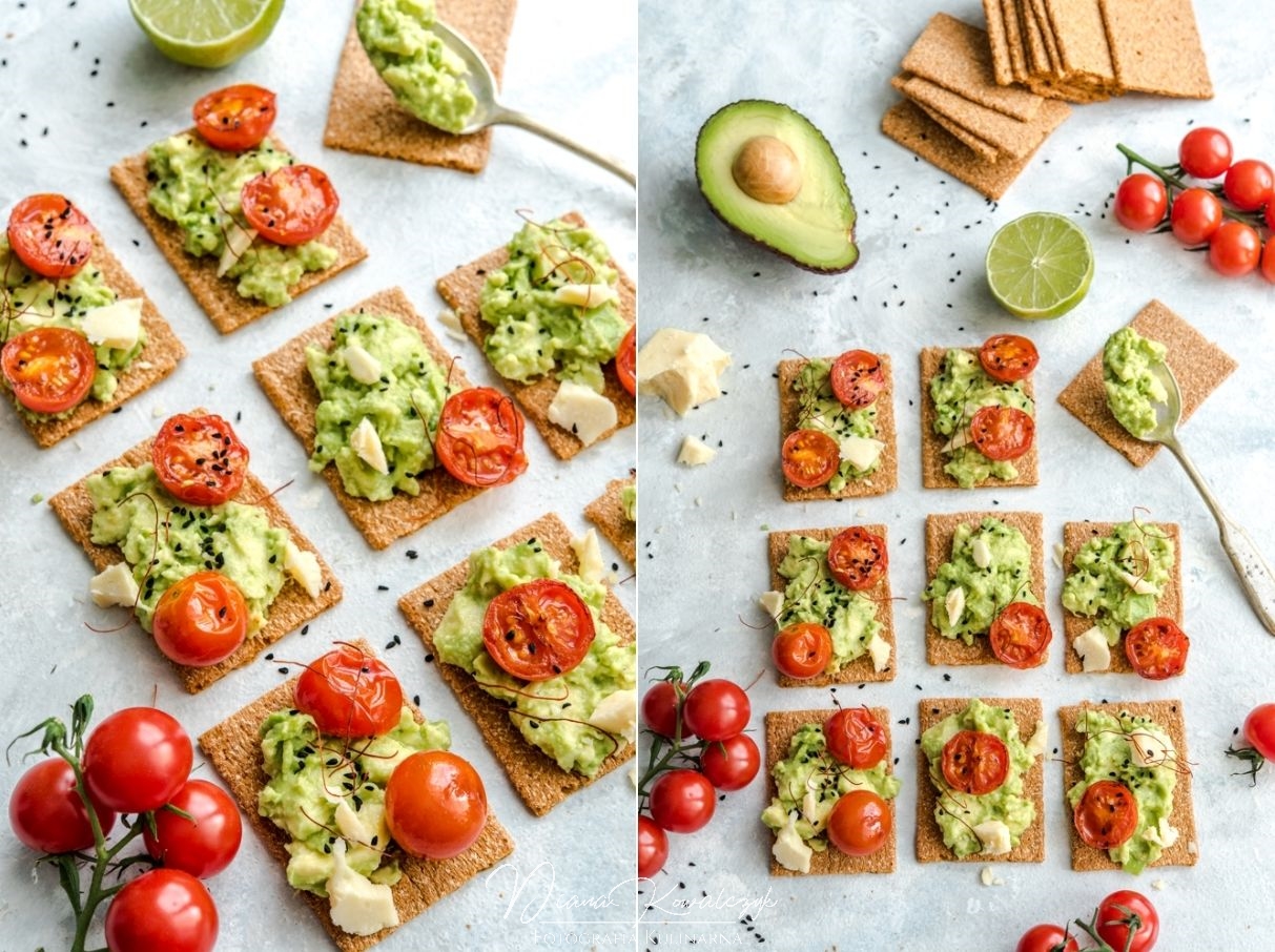 kanapeczki z pasta avocado grillowanymi pomidorkami cheddarem i czarnuszka - Kanapeczki z pastą avocado, grillowanymi pomidorkami, cheddarem i czarnuszką