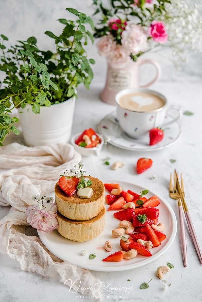 cytrynowo mietowe sufletowe pancakes z truskawkami fotograf tarnobrzeg fotografia zywnosci podkarpacie fotograf kulinarny sandomierz 1 - Cytrynowo-miętowe sufletowe pancakes z truskawkami