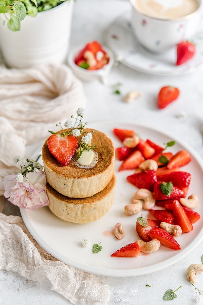 cytrynowo mietowe sufletowe pancakes z truskawkami fotograf tarnobrzeg fotografia zywnosci podkarpacie fotograf kulinarny sandomierz 3 - Cytrynowo-miętowe sufletowe pancakes z truskawkami