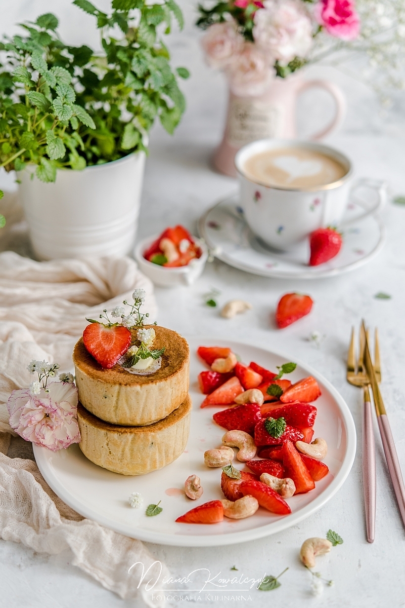 cytrynowo mietowe sufletowe pancakes z truskawkami fotograf tarnobrzeg fotografia zywnosci podkarpacie fotograf kulinarny sandomierz 4 - Cytrynowo-miętowe sufletowe pancakes z truskawkami