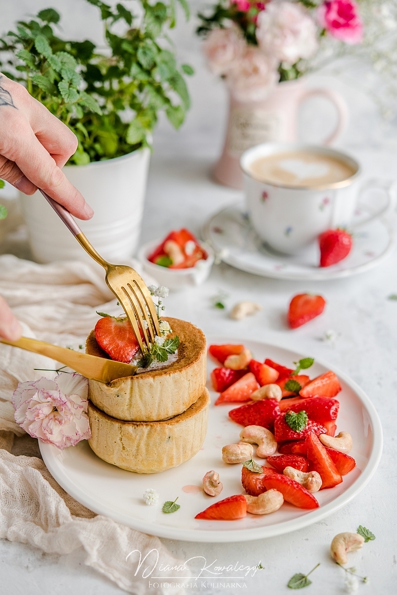 cytrynowo mietowe sufletowe pancakes z truskawkami fotograf tarnobrzeg fotografia zywnosci podkarpacie fotograf kulinarny sandomierz 6 - Cytrynowo-miętowe sufletowe pancakes z truskawkami