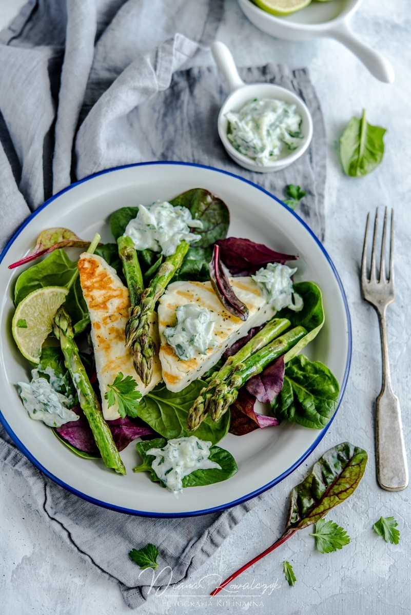 salatka z halloumi szparagami i raita ogorkowa 2 - Sałatka z halloumi, szparagami i raitą ogórkową