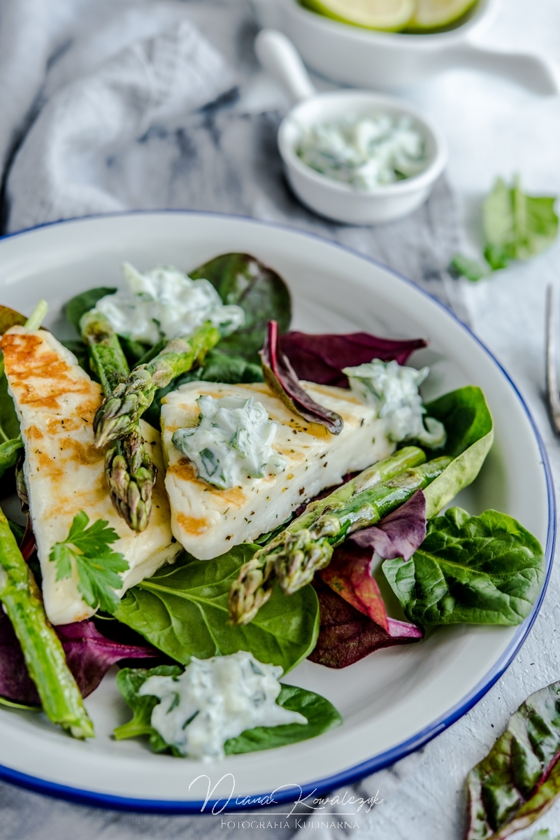 salatka z halloumi szparagami i raita ogorkowa 4 - Sałatka z halloumi, szparagami i raitą ogórkową