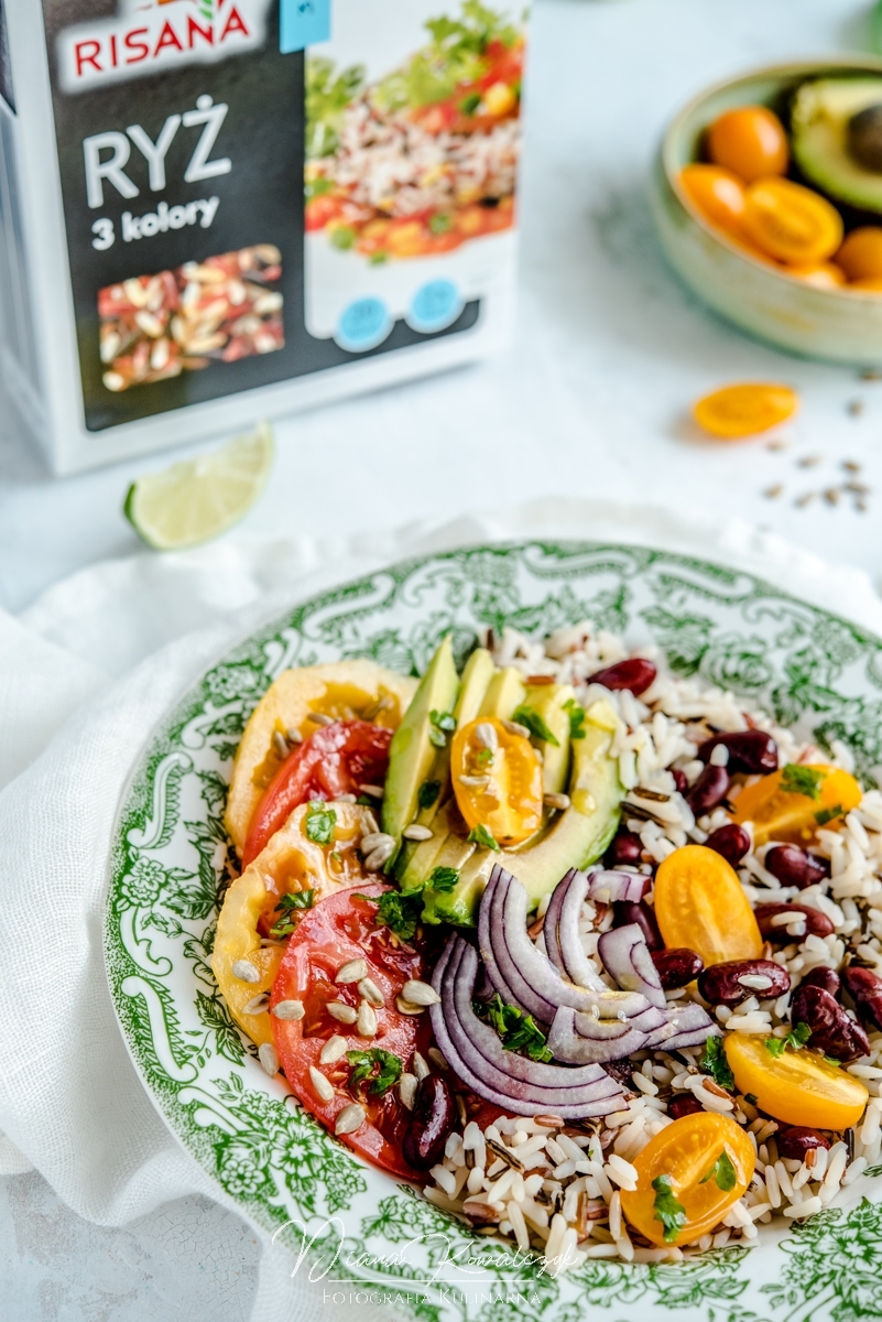 salatka z kolorowego ryzu z awokado czerwona fasola pomidorkami i cebula 2 - Sałatka z kolorowego ryżu z awokado, czerwoną fasolą, pomidorkami i cebulą