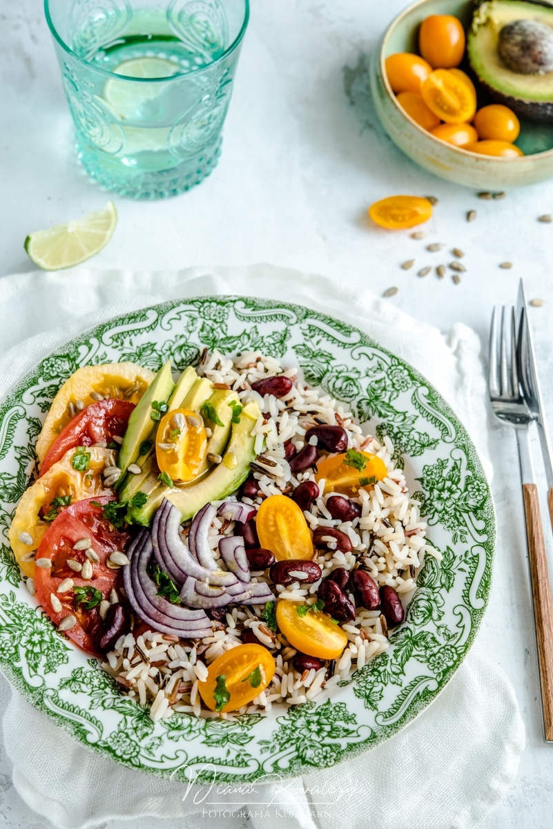 salatka z kolorowego ryzu z awokado czerwona fasola pomidorkami i cebula 4 - Sałatka z kolorowego ryżu z awokado, czerwoną fasolą, pomidorkami i cebulą