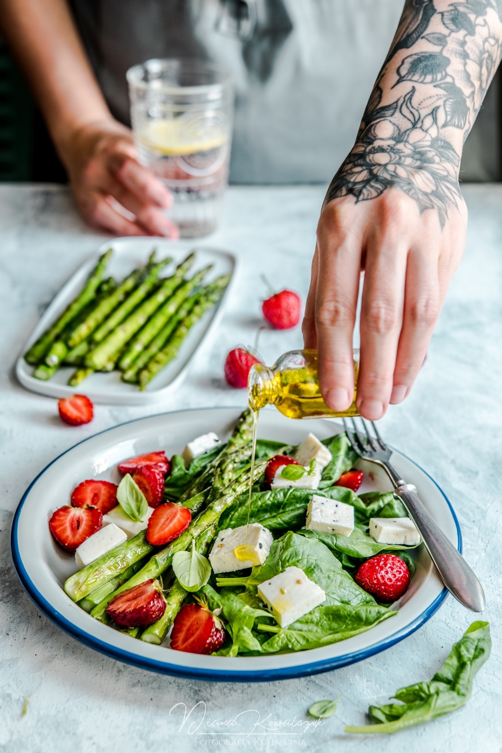 2. salatka z grillowanymi szparagami truskawkami i serem z czarnuszka i kozieradka - Sałatka z grillowanymi szparagami, truskawkami i serem z czarnuszką i kozieradką