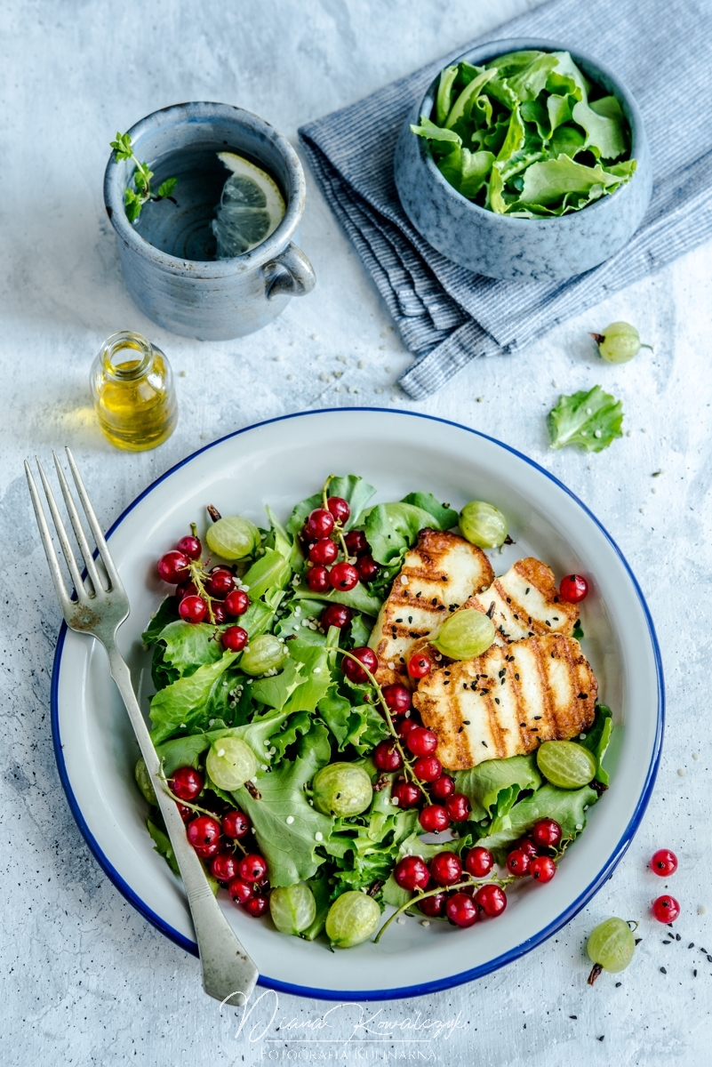 salatka z grillowanym serem halloumi i owocami 2 - Sałatka z grillowanym serem halloumi i owocami