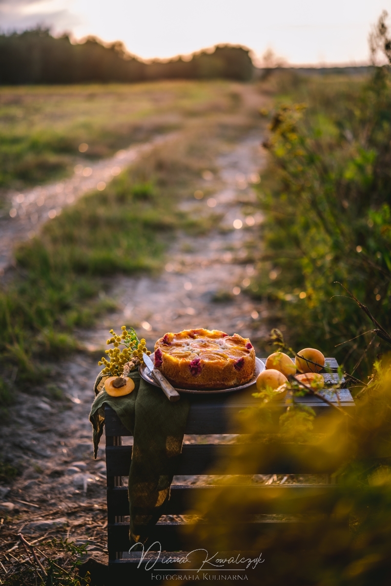 odwrocone ciasto z morelami i malinami proste ciasto morelowe fotografia kulinarna zdjecia zywnosci tarnobrzeg sandomierz rzeszow 3 - Odwrócone ciasto z morelami i malinami