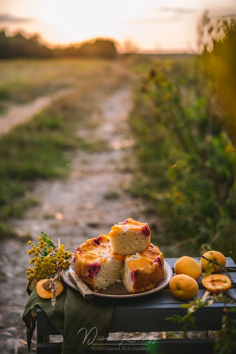 odwrocone ciasto z morelami i malinami proste ciasto morelowe fotografia kulinarna zdjecia zywnosci tarnobrzeg sandomierz rzeszow 5 - Odwrócone ciasto z morelami i malinami