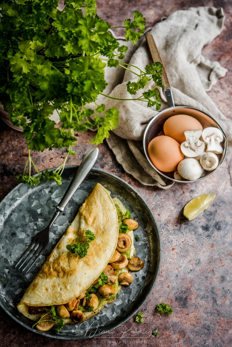 omlet z awokado i pieczarkami 1 - Omlet z awokado i pieczarkami