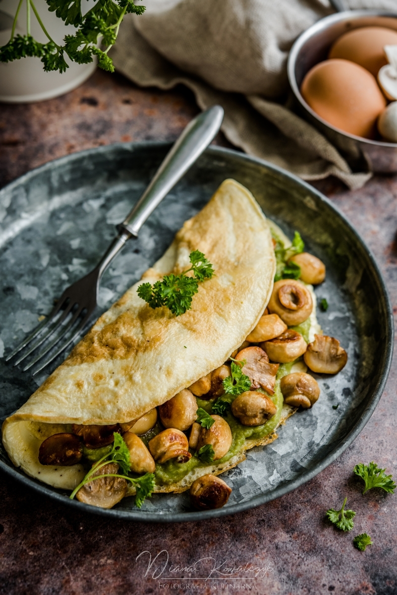omlet z awokado i pieczarkami 2 - Omlet z awokado i pieczarkami
