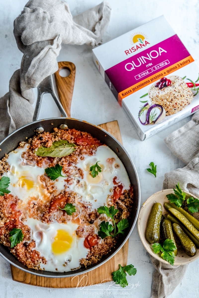 szakszuka z kasza jeczmienna i quinoa 1 - Szakszuka z kaszą jęczmienną i quinoa