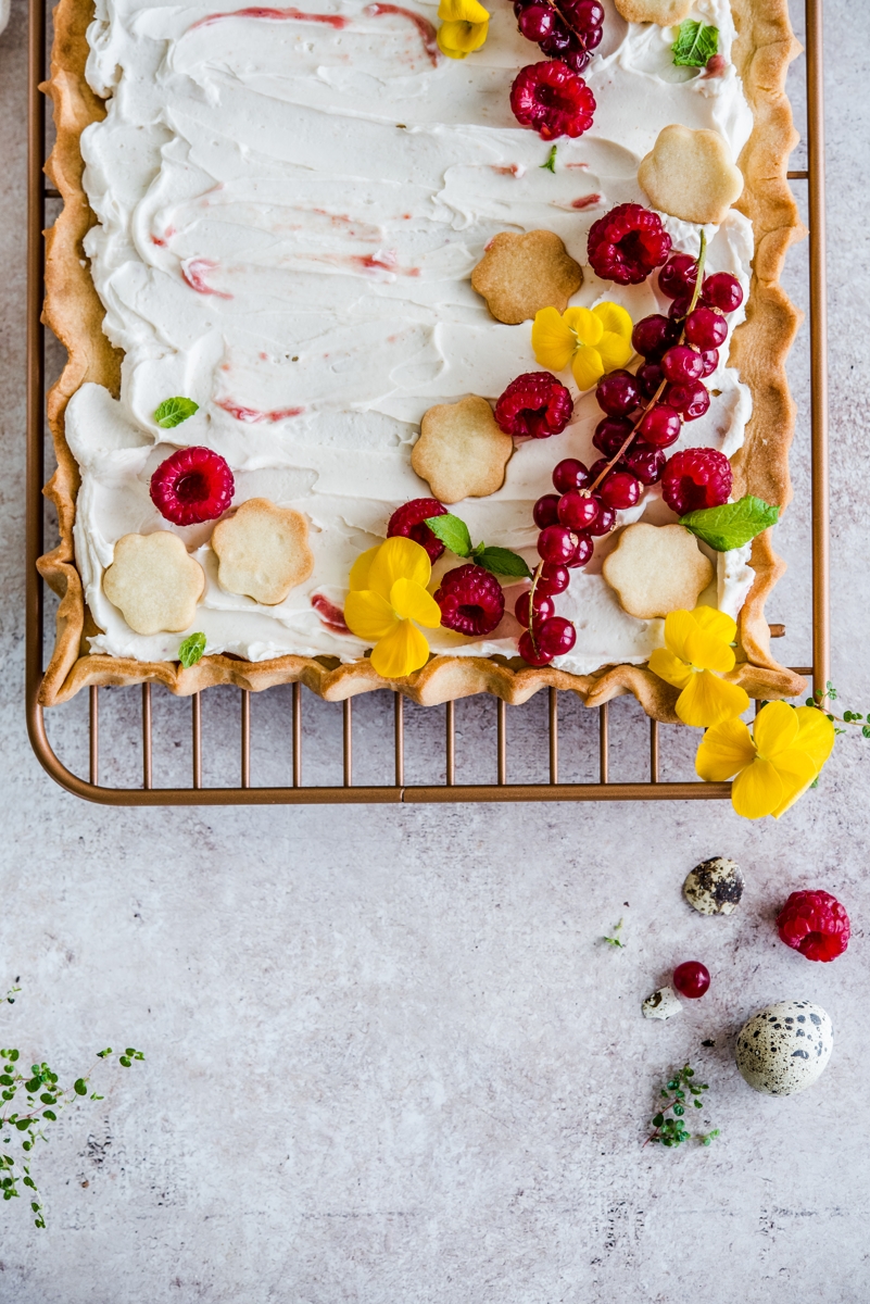 pasieki rodziny sadowskich przepis fotograf kulinarny podkaracie fotografia zywnosci diana kowalczyk tarnobrzeg mazurek z mascarpone mazurek z miodem 4 - Mazurek z miodowym serkiem i owocami | Miody Pasieki Rodziny Sadowskich