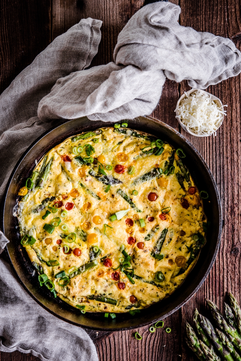 fritatta z pomidorkami szparagami i serem provolone pieczony omlet 2 - Fritatta z pomidorkami, szparagami i serem provolone