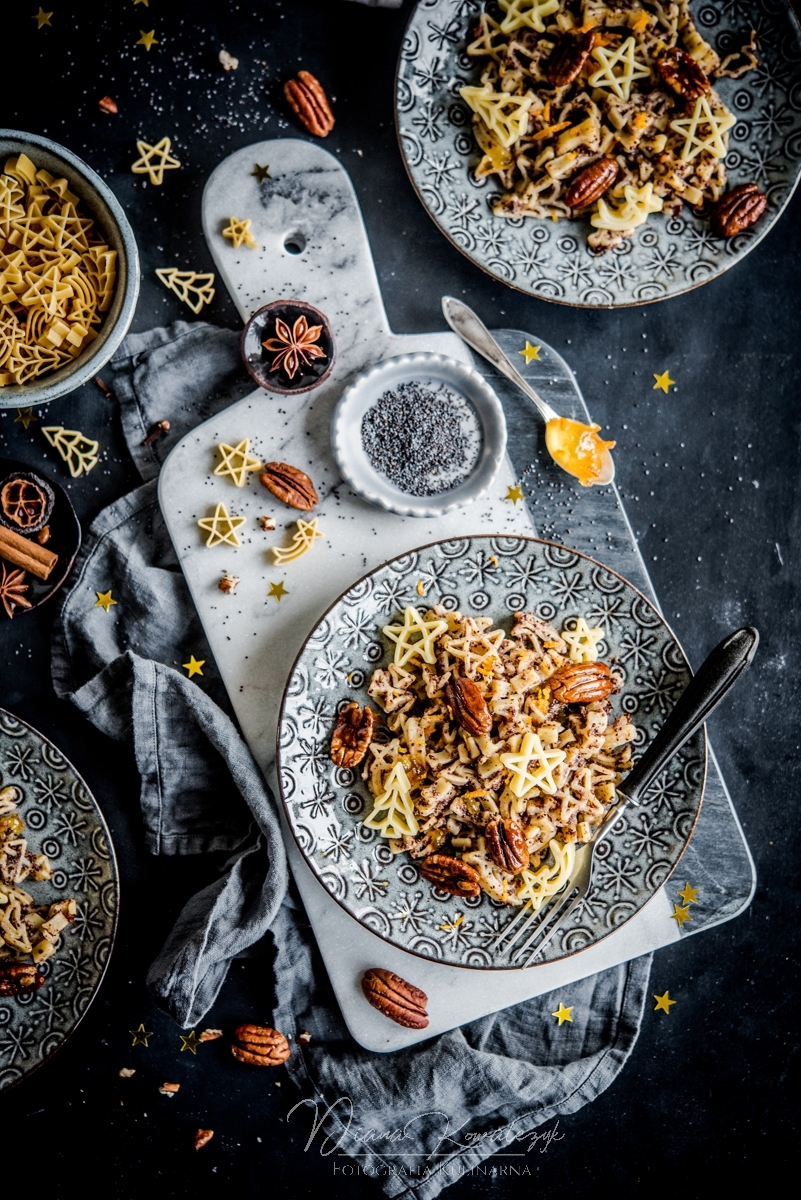 makaron z makiem konfitura z pomaranczy i orzechami pekan w miodzie cynamonowym fotograf tarnobrzeg fotografia kulinarna stylista zywnosci sandomierz 3 - Makaron z makiem, konfiturą z pomarańczy i orzechami pekan w miodzie cynamonowym