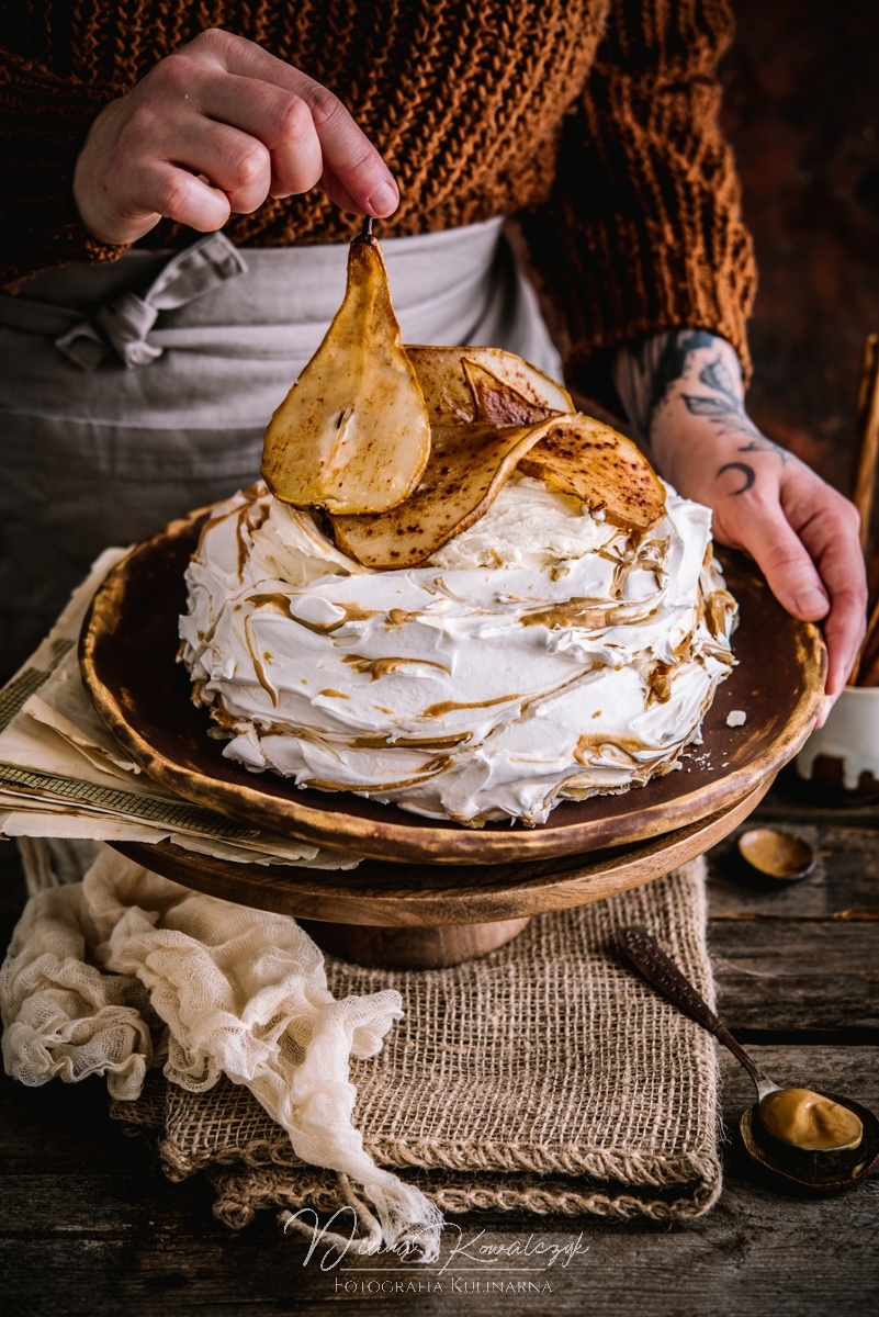 beza pavlova z maslem orzechowym i pieczona z cynamonem gruszka diana kowalczyk fotograf kulinarny fotografia jedzenia tarnobrzeg 2 - Beza Pavlova z masłem orzechowym i pieczoną z cynamonem gruszką