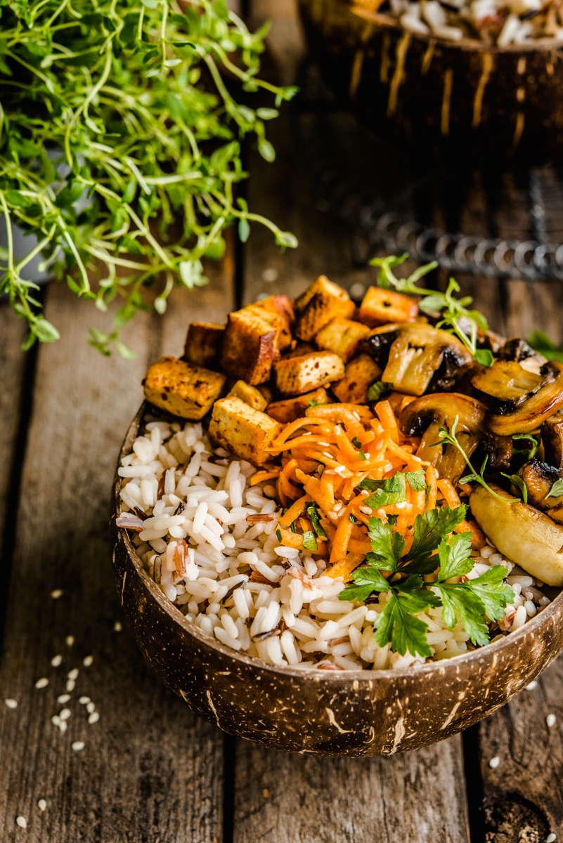 jesienny bowl z ryzem tofu pieczarkami i marchewka 5 - Jesienny bowl z ryżem, tofu, pieczarkami i marchewką