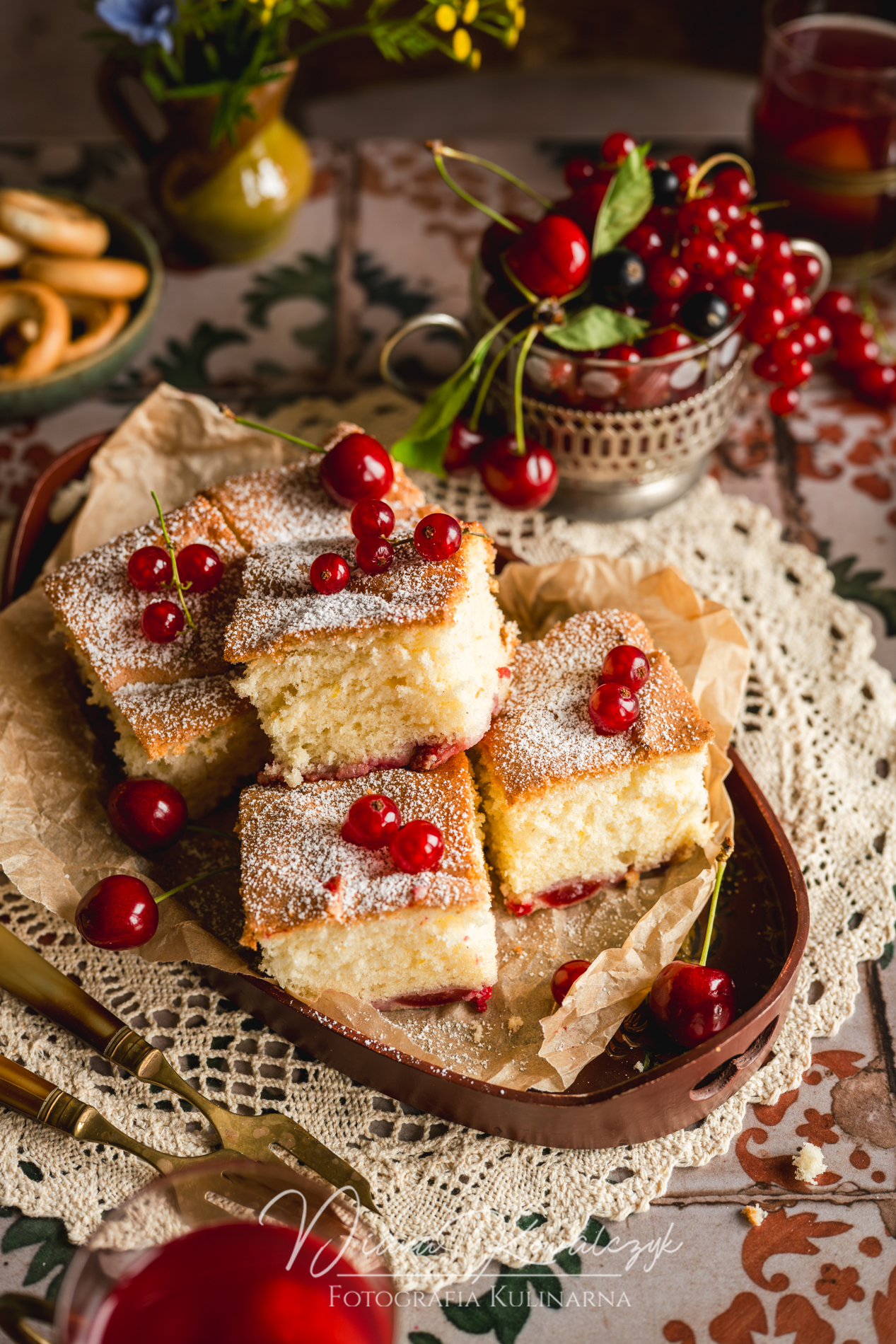 przepis biszkopt z owocami mientablog comfort food ksiazka kucharska 1 - Puszysty biszkopt z owocami