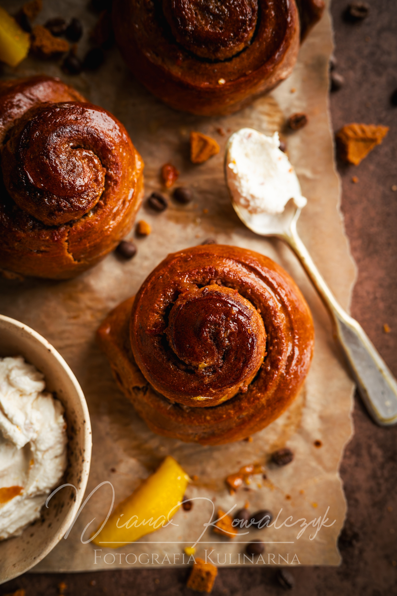 Kawowe drożdżówki z z ciasteczkowo-pomarańczowym nadzieniem - (drozdzowki) kawowe drozdzowki z z ciasteczkowo pomaranczowym nadzieniem 1 - Kawowe drożdżówki z z ciasteczkowo-pomarańczowym nadzieniem
