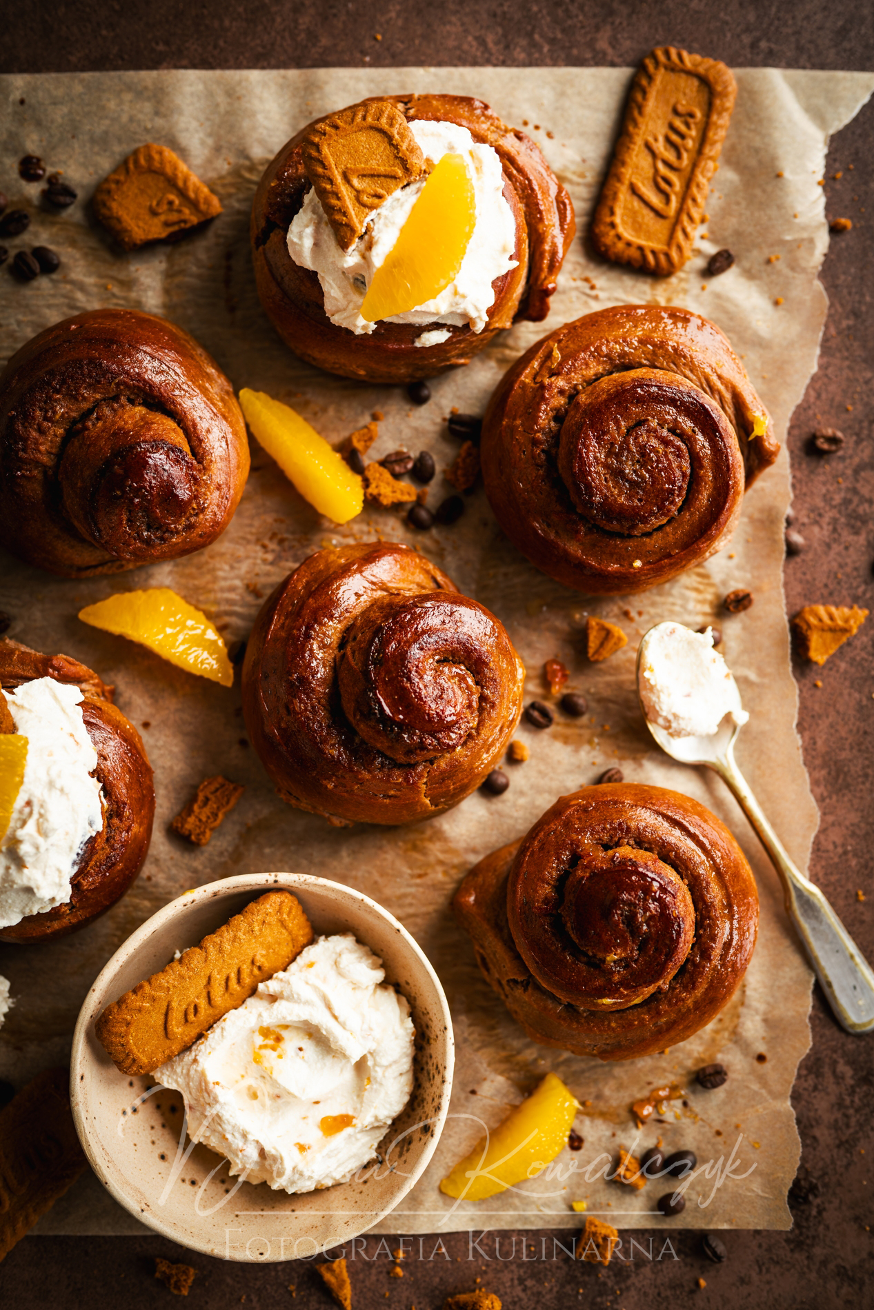 Kawowe drożdżówki z z ciasteczkowo-pomarańczowym nadzieniem - (drozdzowki) kawowe drozdzowki z z ciasteczkowo pomaranczowym nadzieniem 2 - Kawowe drożdżówki z z ciasteczkowo-pomarańczowym nadzieniem