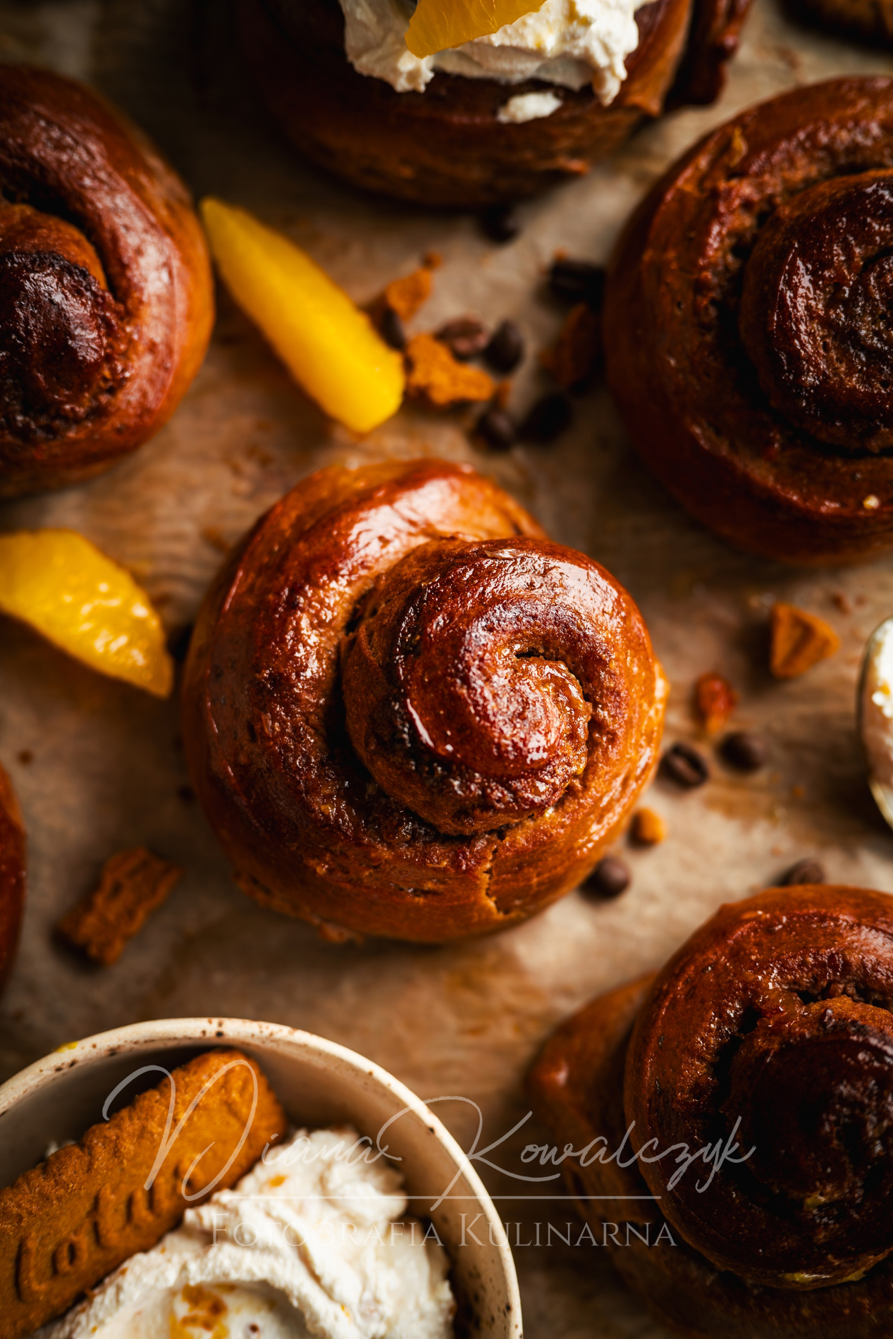 Kawowe drożdżówki z z ciasteczkowo-pomarańczowym nadzieniem - (drozdzowki) kawowe drozdzowki z z ciasteczkowo pomaranczowym nadzieniem 3 - Kawowe drożdżówki z z ciasteczkowo-pomarańczowym nadzieniem
