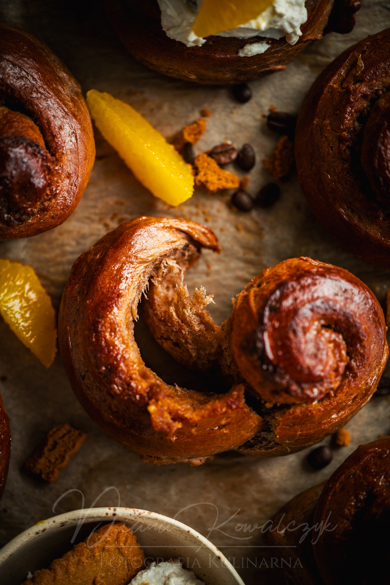Kawowe drożdżówki z z ciasteczkowo-pomarańczowym nadzieniem - (drozdzowki) kawowe drozdzowki z z ciasteczkowo pomaranczowym nadzieniem 4 - Kawowe drożdżówki z z ciasteczkowo-pomarańczowym nadzieniem